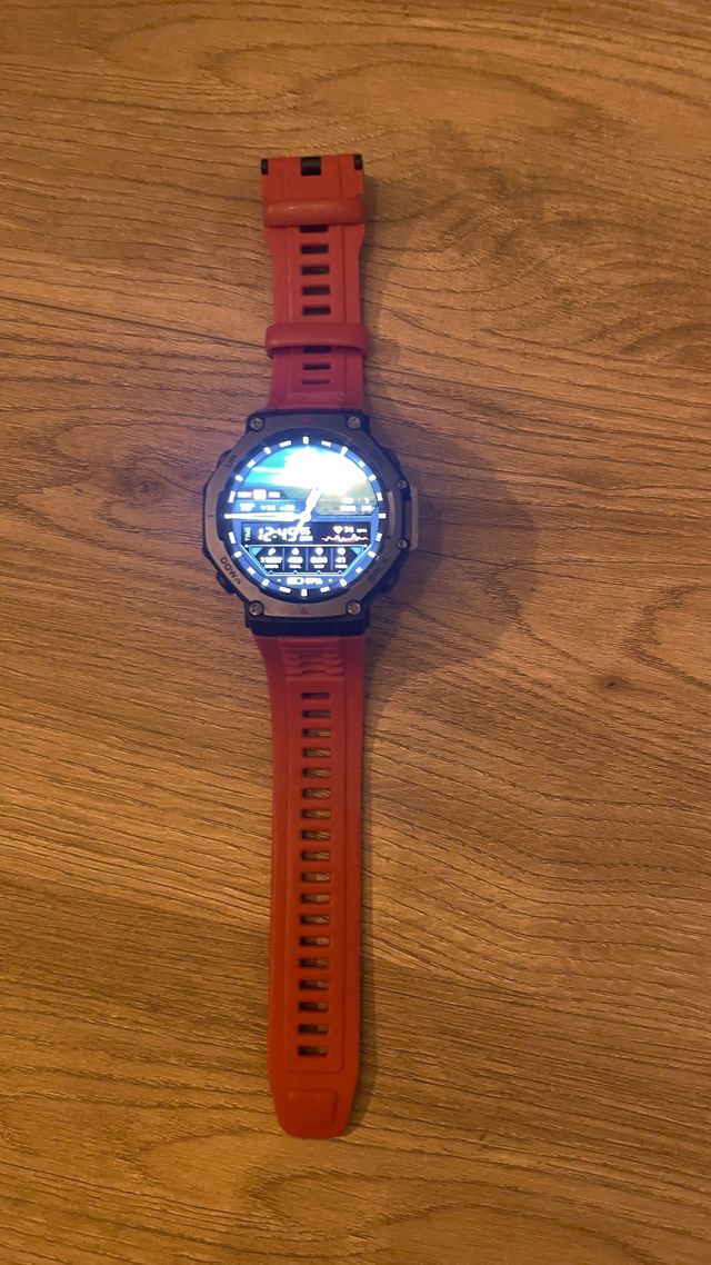 Reloj deportivo rojo, 
no tiene ningún rasguño. 