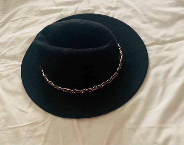 Sombrero fieltro negro con cadena