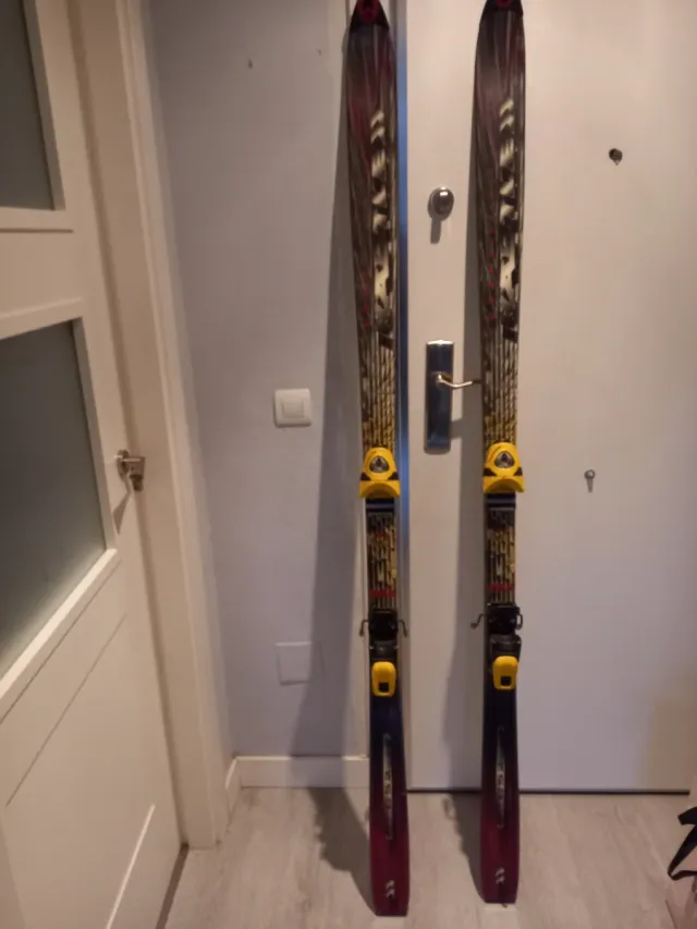 Esquís Rossignol con fijaciones