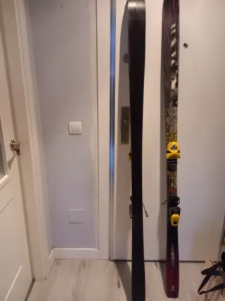 Esquís Rossignol con fijaciones