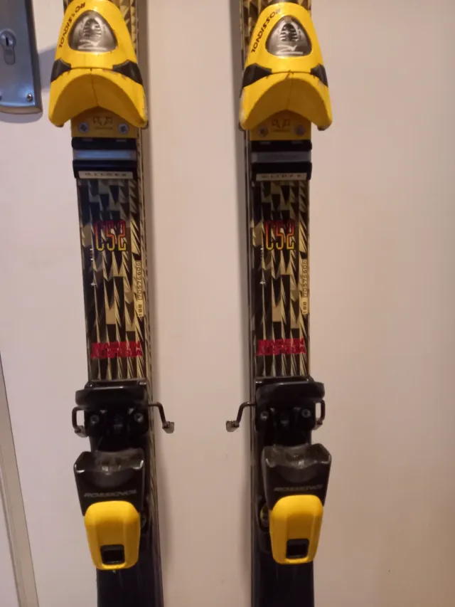 Esquís Rossignol con fijaciones