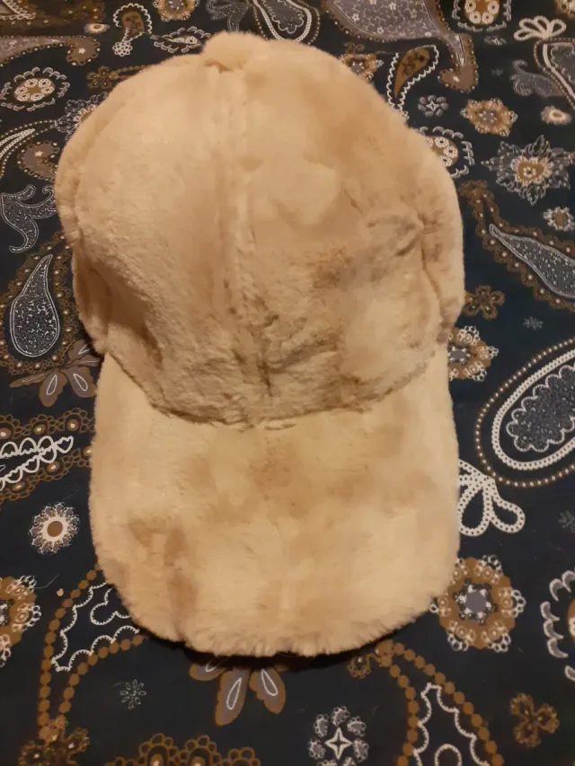 Gorra pelo sintético beige