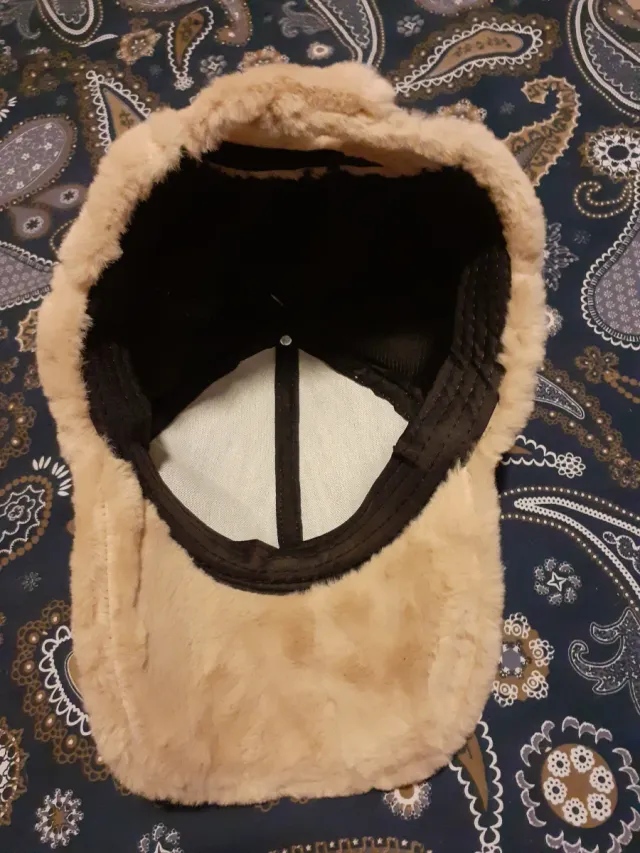 Gorra pelo sintético beige