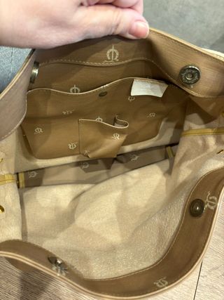 Bolso piel marca El Caballo. Beige y blanco.