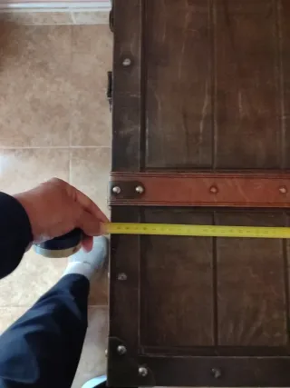 Arca de madera con detalles en cuero y metal