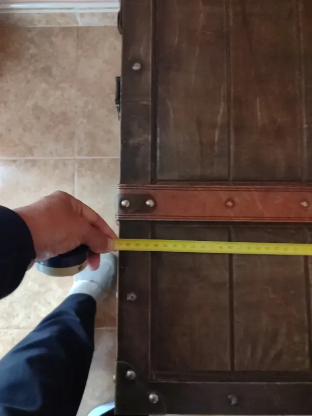 Arca de madera con detalles en cuero y metal