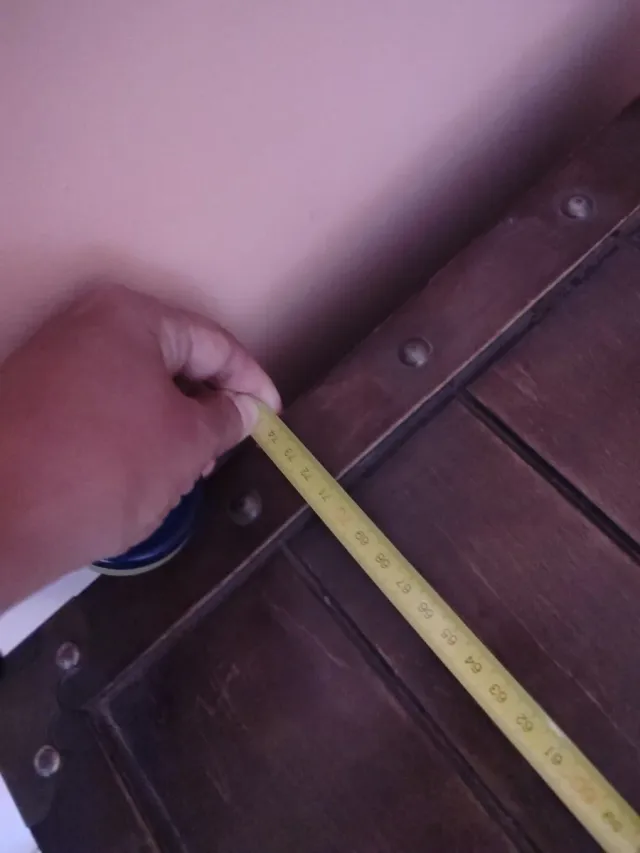 Arca de madera con detalles en cuero y metal