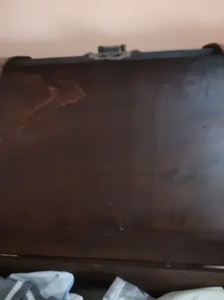 Arca de madera con detalles en cuero y metal