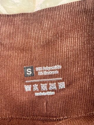 Leggings marrones con diseño texturizado