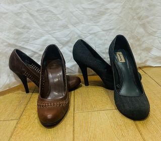 Zapatos de tacón marrones y grises