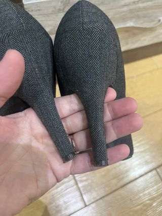 Zapatos de tacón marrones y grises