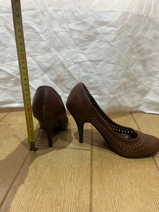 Zapatos de tacón marrones y grises