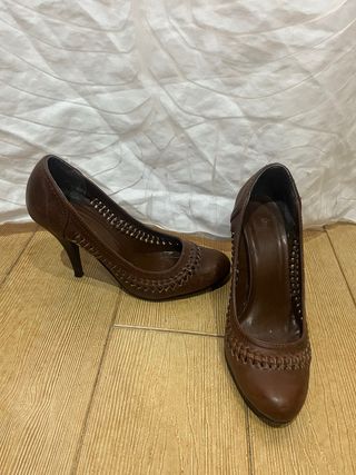 Zapatos de tacón marrones y grises