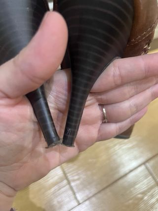 Zapatos de tacón marrones y grises