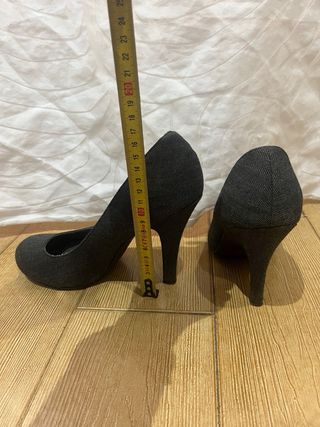 Zapatos de tacón marrones y grises