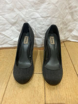 Zapatos de tacón marrones y grises