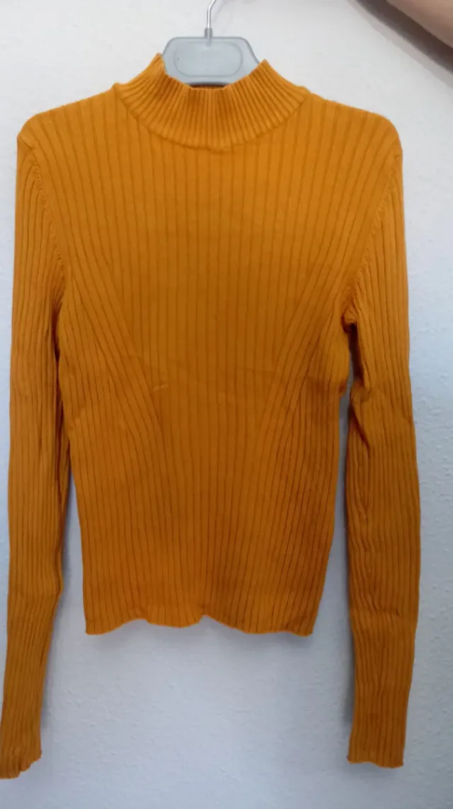 Jersey canalé mostaza cuello alto