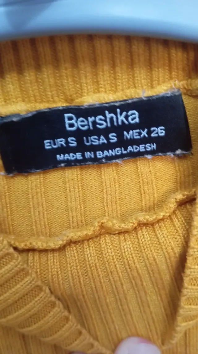 Jersey canalé mostaza cuello alto