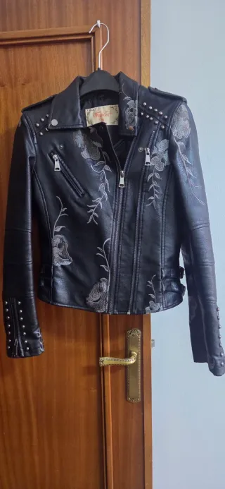 Cazadora negra con bordado floral y tachuelas