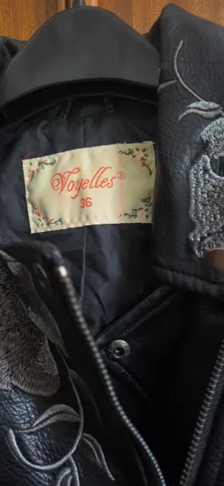 Cazadora negra con bordado floral y tachuelas