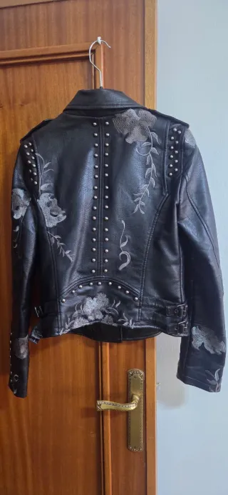 Cazadora negra con bordado floral y tachuelas