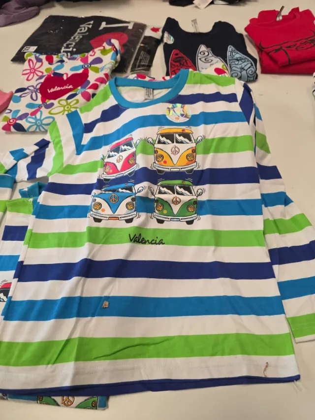 Camiseta manga larga con furgonetas