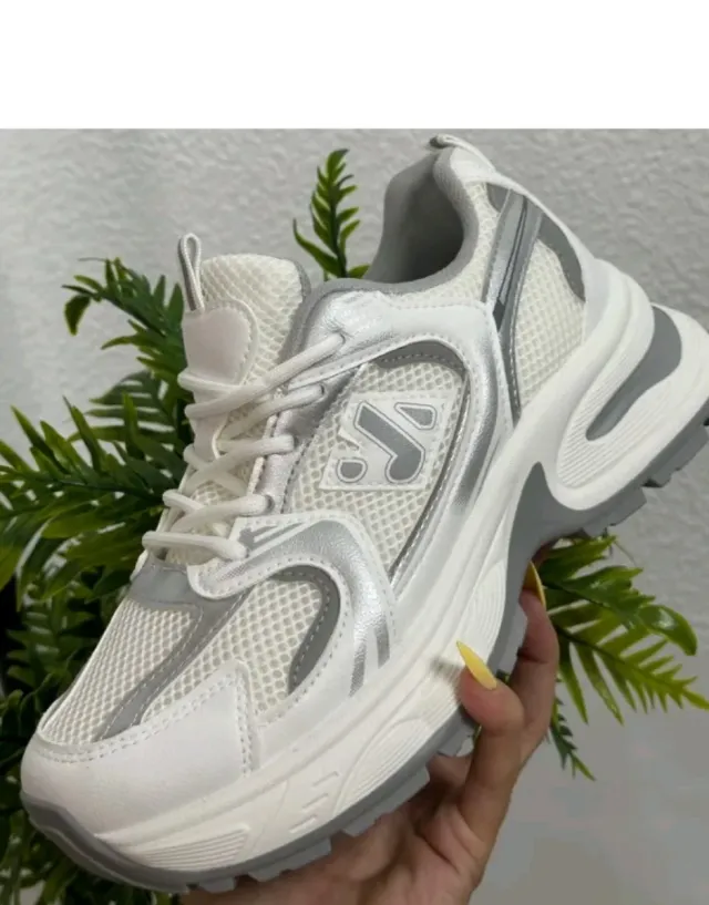 Deportivas N plateadas y blancas nuevas , embalaje