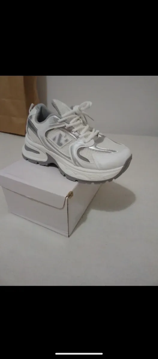 Deportivas N plateadas y blancas nuevas , embalaje