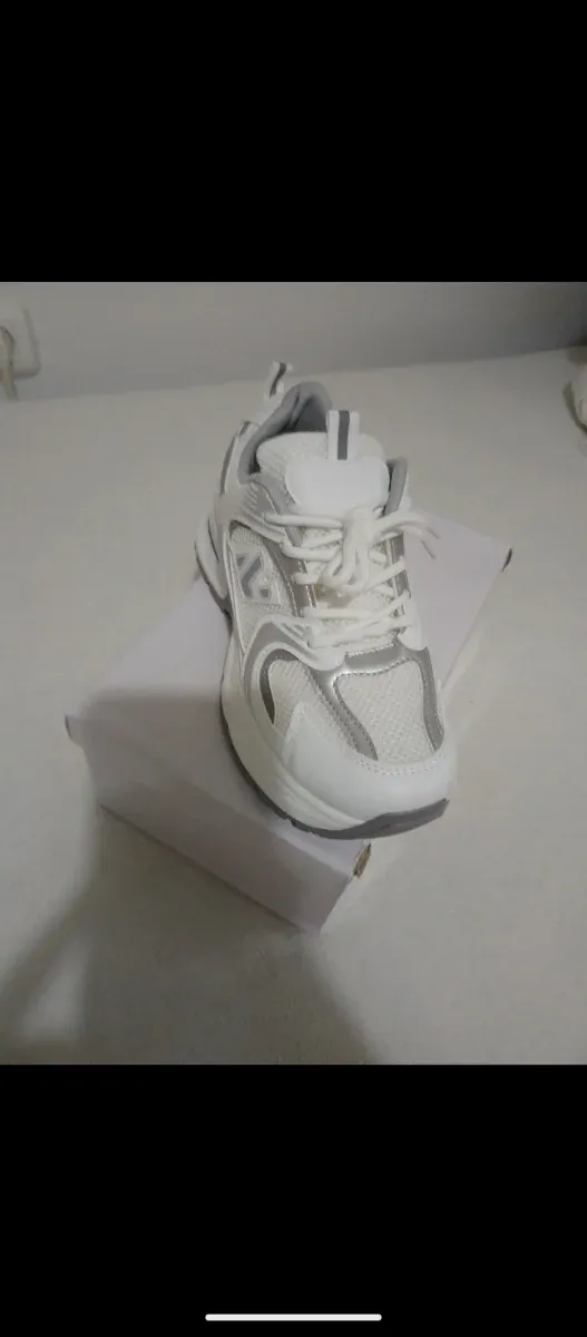 Deportivas N plateadas y blancas nuevas , embalaje