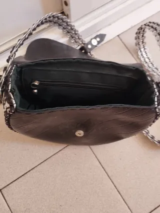 Bolso de piel reciclada negro y plateado