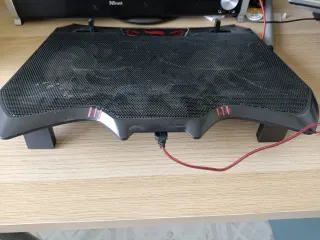 Base refrigeradora portátil LED roja