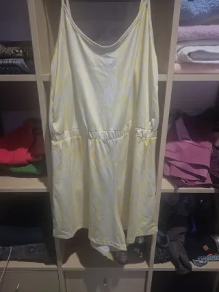 Mono de verano blanco y amarillo