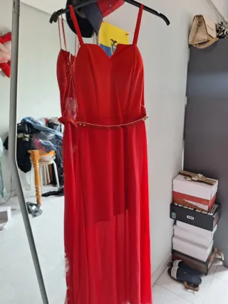 Vestido rojo largo con cinturón dorado