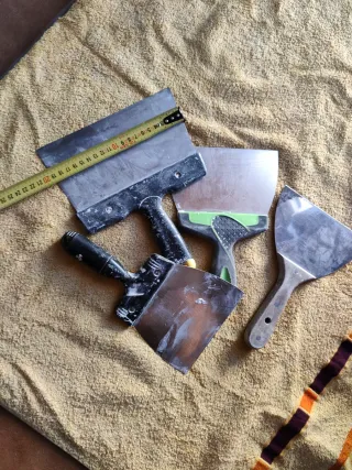 Lote de 4 espátulas de albañil