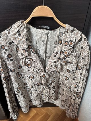 Blusa floral con volantes