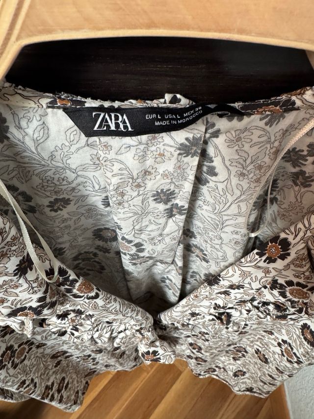 Blusa floral con volantes