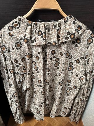 Blusa floral con volantes