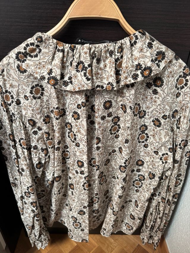 Blusa floral con volantes