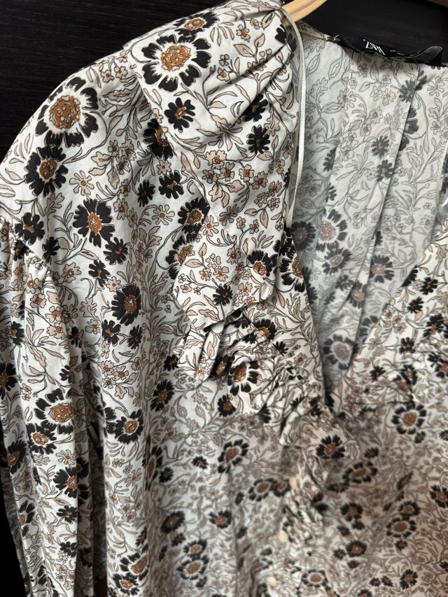 Blusa floral con volantes