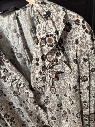 Blusa floral con volantes