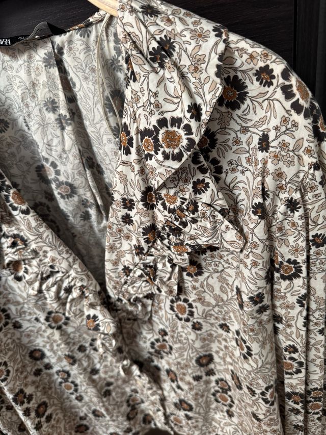 Blusa floral con volantes