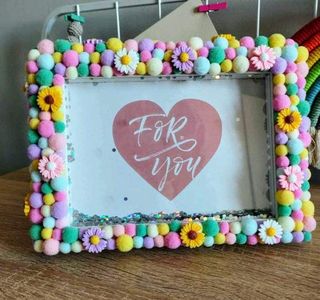 Portafoto decorato con pompon e fiori