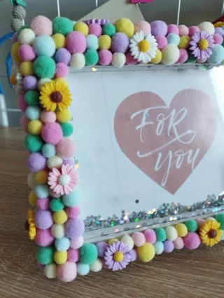 Portafoto decorato con pompon e fiori