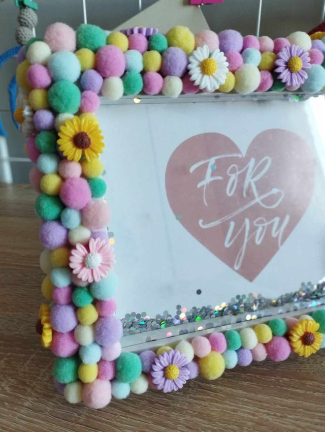 Portafoto decorato con pompon e fiori