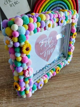 Portafoto decorato con pompon e fiori