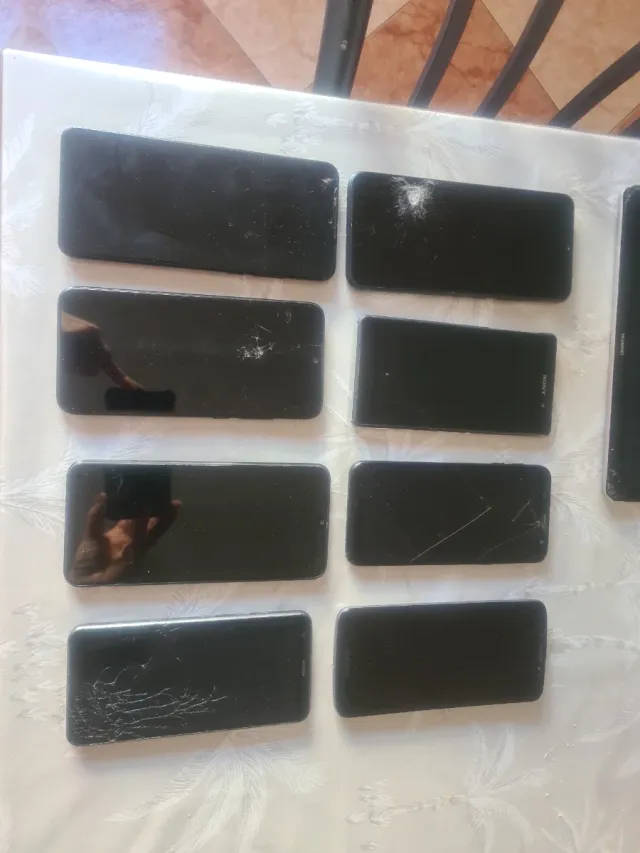 Lote de móviles negros Es 20 por unidad negociable