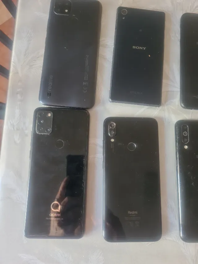 Lote de móviles negros Es 20 por unidad negociable