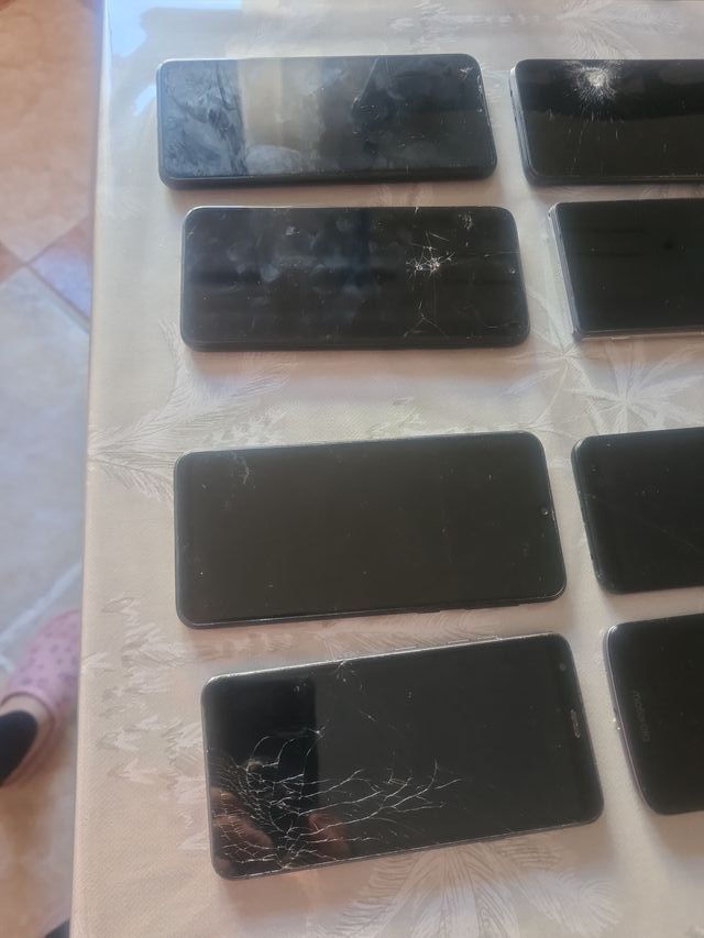 Lote de móviles negros Es 20 por unidad negociable