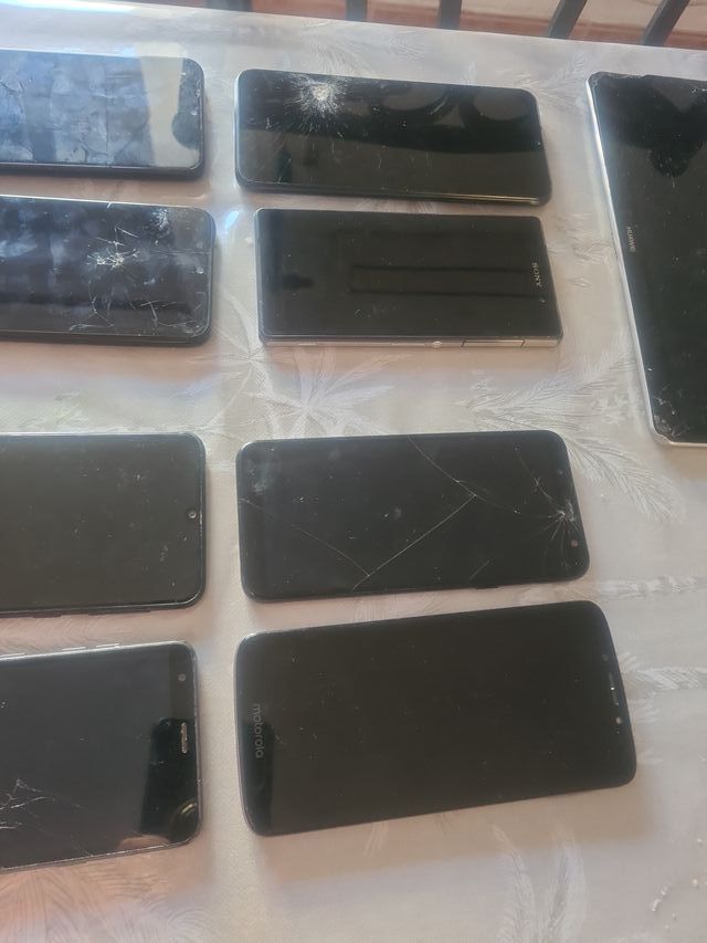 Lote de móviles negros Es 20 por unidad negociable
