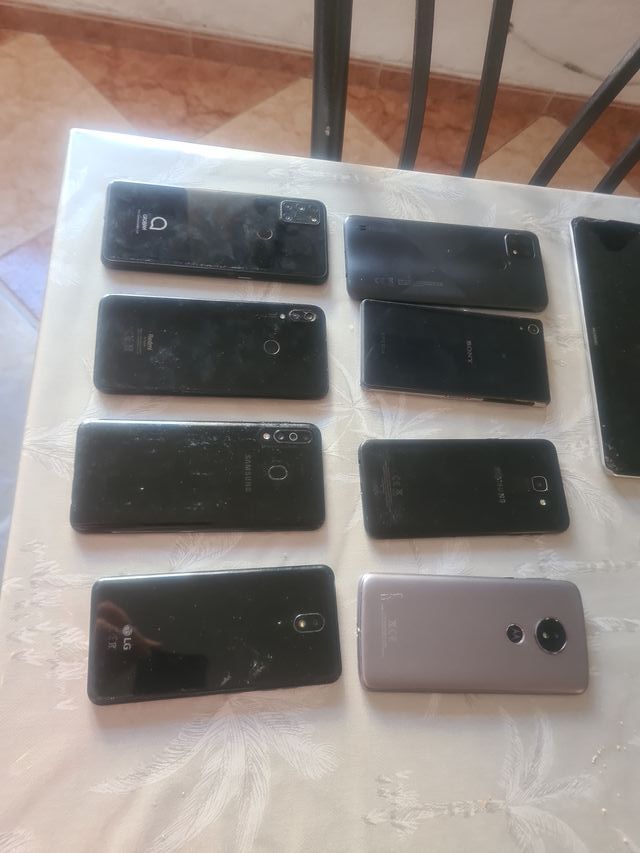 Lote de móviles negros Es 20 por unidad negociable